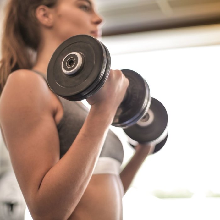 ¿Por qué las mujeres temen desarrollar un tren superior “masculino”?